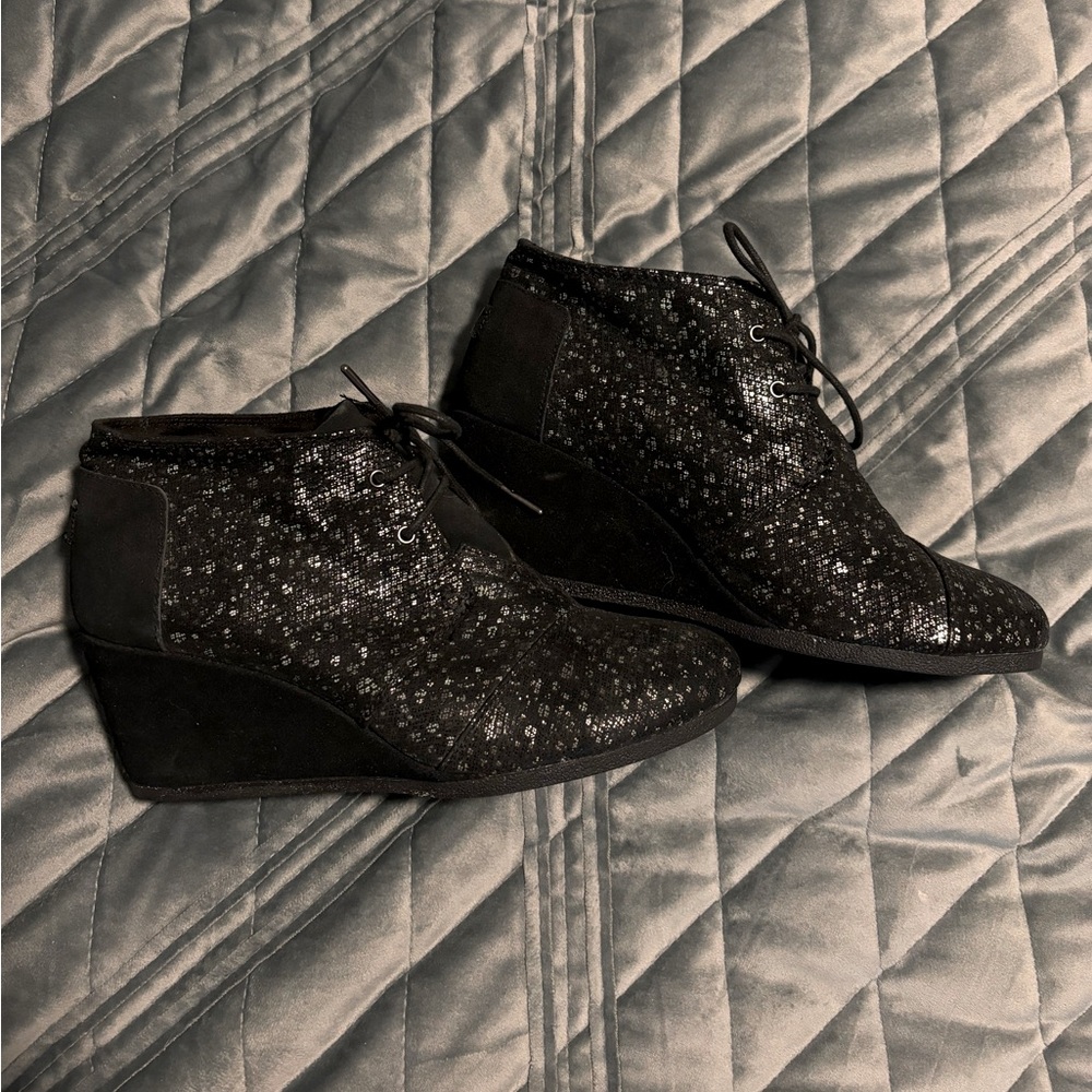 TOMS suede desert wedge, black, size 11